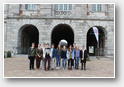 Le groupe des Américains devant l'Office du tourisme (la porte de Mons)